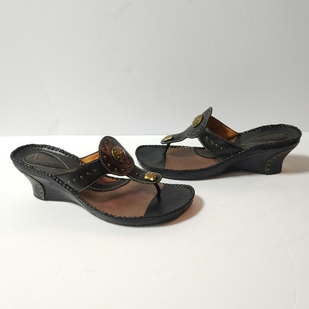 Clarks Artisan Womens Black Leather Wedges Sandals Brass Studs Shingo Thongs 9.5